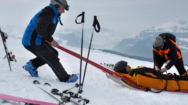 Bergung nach einem Ski-Unfall. Bergung nach einem Ski-Unfall.