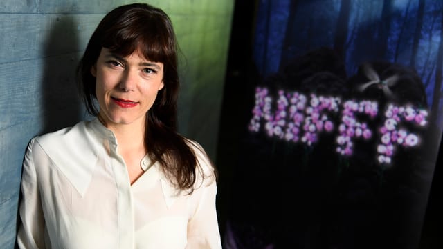 Anaïs Emery in weisser Bluse. Anaïs Emery in weisser Bluse.