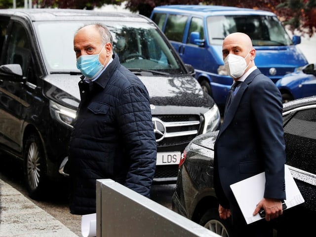 Die Debatte ums Thema Fans spitzte sich zuletzt allerdings wieder zu. Liga-Boss Javier Tebas (links) sagte im spanischen TV: «Ich wäre dafür, so bald es möglich ist, und überall dort, wo es möglich ist, Menschen in den Stadien zu haben.» Spaniens Ministerpräsident Pedro Sánchez will bei der einheitlichen Lösung bleiben.