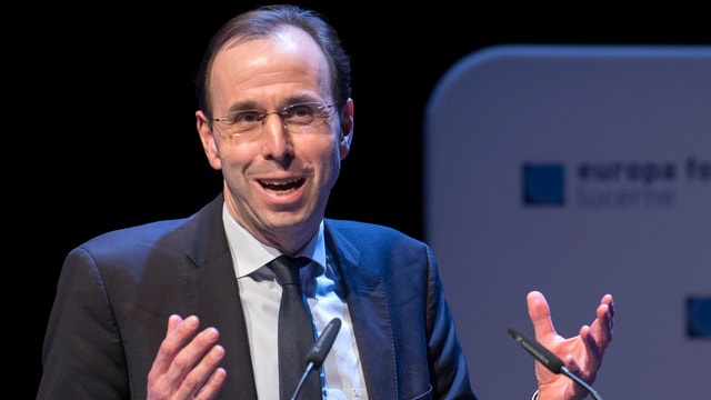 Tobias Straumann spricht an einem Podium. Er gestikuliert mit den Händen. Tobias Straumann spricht an einem Podium. Er gestikuliert mit den Händen.