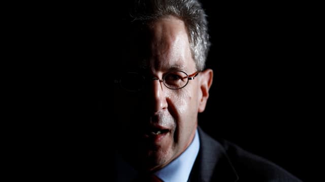 Maassen vor dunlklem Hintergrund. Maassen vor dunlklem Hintergrund.