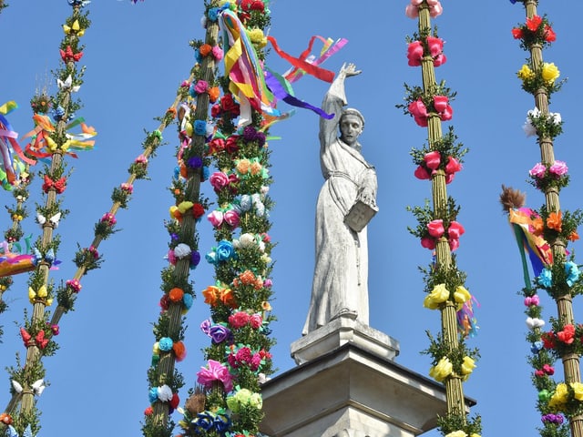 Farbige Palmsonntags-Palmen rund um Statue