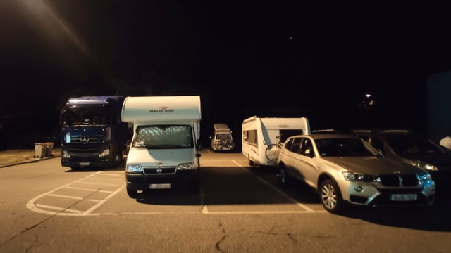 Camper auf LKW-Parkplätzen. Camper auf LKW-Parkplätzen.