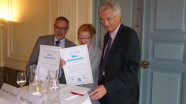 Blaue Labels für Bern: Stadtpräsident Alexander Tschäppät, Maude Barlow, Uni-Rektor Martin Täuber Blaue Labels für Bern: Stadtpräsident Alexander Tschäppät, Maude Barlow, Uni-Rektor Martin Täuber
