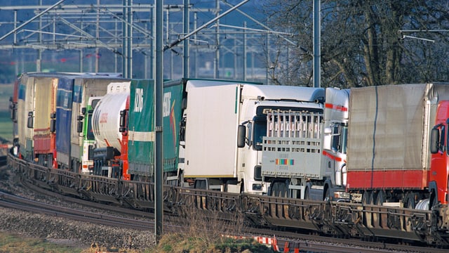 Sattelschlepper auf Zug Sattelschlepper auf Zug