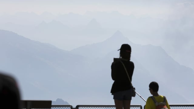 Personen geniessen das Bergpanorama. Personen geniessen das Bergpanorama.
