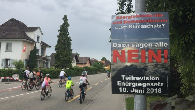 Plakat mit Aufdruck "Dazu sagen alle Nein" Plakat mit Aufdruck "Dazu sagen alle Nein"