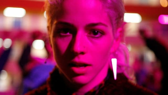 Filmszene: Nahaufnahme des Gesichts einer Frau, der Hintergrund ist verschwommen. Filmszene: Nahaufnahme des Gesichts einer Frau, der Hintergrund ist verschwommen.