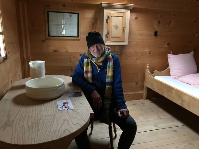 Ralph Wicki in seiner Kammer: Auf 1665 Metern über Meer gibt es auch im Sommer ziemlich frische Temperaturen.