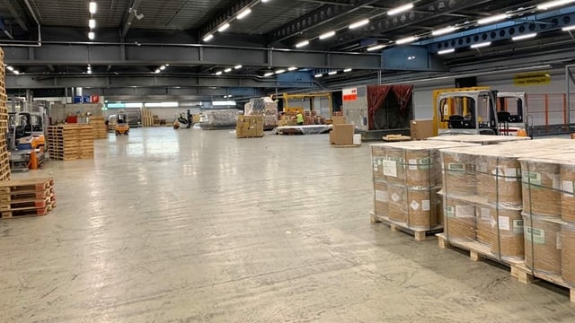 Fast leere Lagerhalle von innen Fast leere Lagerhalle von innen