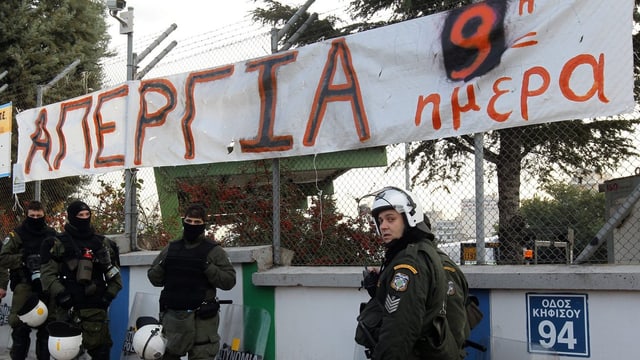 Griechische Polizisten, zum Teil vermummt, stehen vor dem gestürmten U-Bahn-Depot Griechische Polizisten, zum Teil vermummt, stehen vor dem gestürmten U-Bahn-Depot