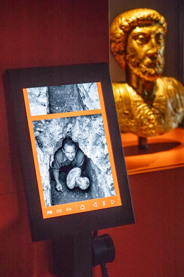 Goldene Büste von Marc Aurel im Hintergrund, Tablet im Vordergrund Goldene Büste von Marc Aurel im Hintergrund, Tablet im Vordergrund