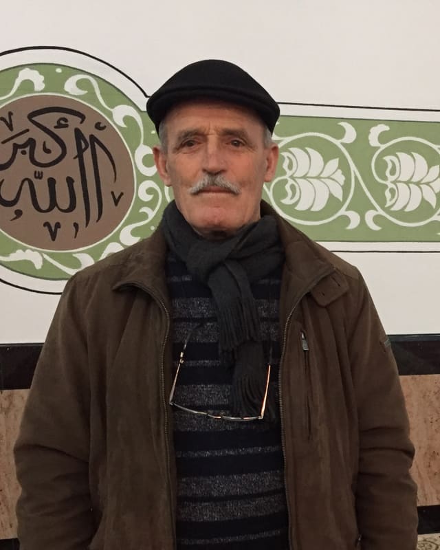 Il maletg mussa in visitader da la moschea a Berna. Il maletg mussa in visitader da la moschea a Berna.