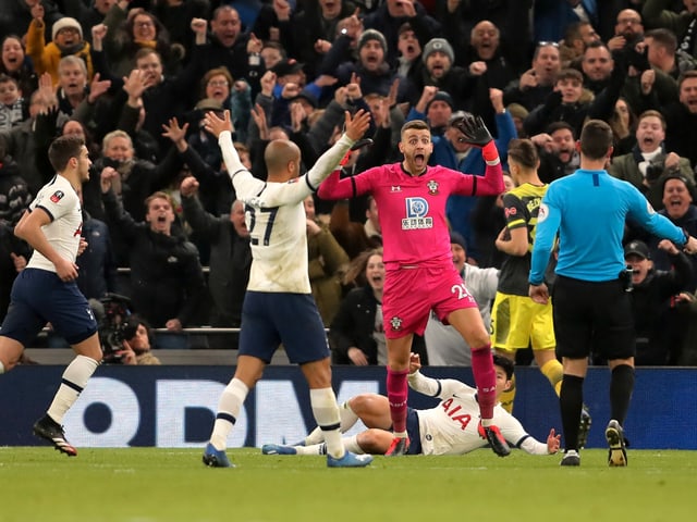 Southampton-Goalie Angus Gunn foult Heung-min Son. Es gibt Penalty. Southampton-Goalie Angus Gunn foult Heung-min Son. Es gibt Penalty.