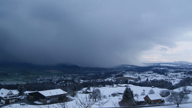 Am Sonntagmittag ging über dem oberen Zürichsee erneut ein Schneeschauer nieder. Am Sonntagmittag ging über dem oberen Zürichsee erneut ein Schneeschauer nieder.