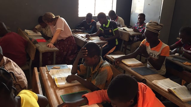 Besuch einer Primarschule nähe Oagadougou, die Kindern ohne Schulabschluss eine zweite Chance gibt und zweisprachigen Unterricht anbietet in der Amts- und Nationalsprache. Besuch einer Primarschule nähe Oagadougou, die Kindern ohne Schulabschluss eine zweite Chance gibt und zweisprachigen Unterricht anbietet in der Amts- und Nationalsprache.