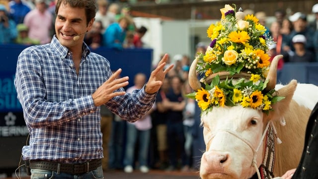 Roger Federer trifft «Désirée»: eine Kuh als Geschenk für seine Teilnahme am Tennisturnier Gstaad.