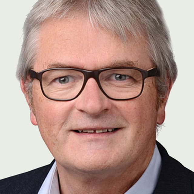 Porträt eines Mannes mit grauen Haaren und dunkler Hornbrille. Porträt eines Mannes mit grauen Haaren und dunkler Hornbrille.