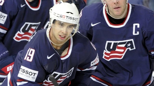 Eishockeyspieler Tim Stapleteon in Ausrüstung auf dem Eis Eishockeyspieler Tim Stapleteon in Ausrüstung auf dem Eis