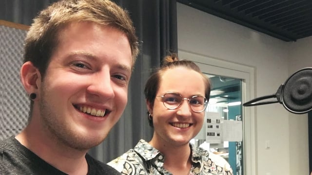 Zwei junge Menschen in einem Radiostudio schauen lachend in die Kamera Zwei junge Menschen in einem Radiostudio schauen lachend in die Kamera