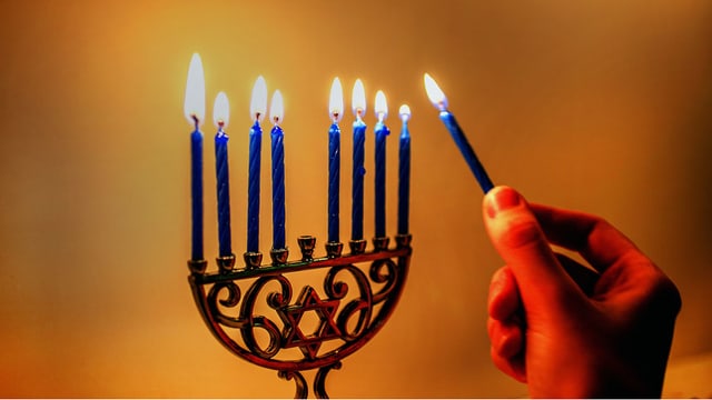 Eine Channukiah am Licherfest Channukah – acht Tage lang wird eine Kerze angezündet. Eine Channukiah am Licherfest Channukah – acht Tage lang wird eine Kerze angezündet.