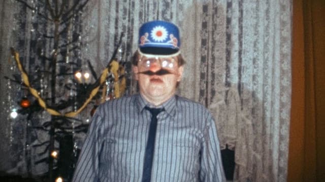 Ein Mann mit einer Clown-Nase. Ein Mann mit einer Clown-Nase.