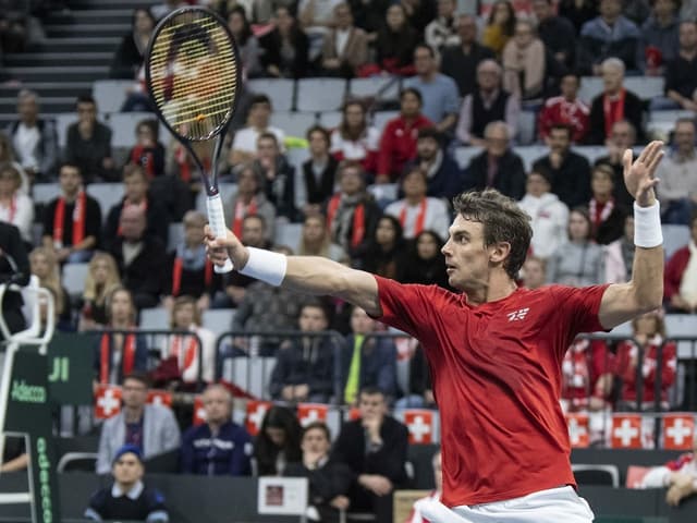 Henri Laaksonen bei einem Volley am Netz Henri Laaksonen bei einem Volley am Netz