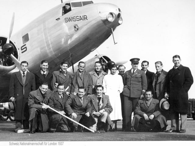 Mannschaft vor Flugzeug