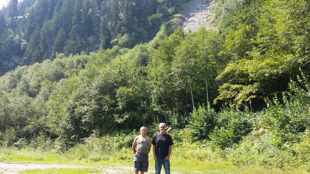 Eugen Giger e Marc Cathomas sut il crater da la bova. Eugen Giger e Marc Cathomas sut il crater da la bova.