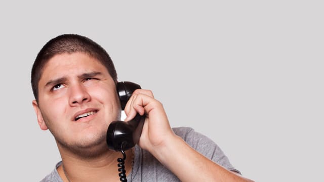 Verärgerter Mann am Telefon. Verärgerter Mann am Telefon.