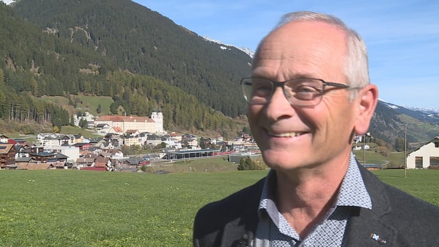 Robert Cajacob, president communal da Mustér. Ad el plascha l'indriz da principi. Robert Cajacob, president communal da Mustér. Ad el plascha l'indriz da principi.