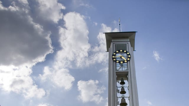 Ein Kirchenturm, rund herum sind dunkle Wolken. Ein Kirchenturm, rund herum sind dunkle Wolken.