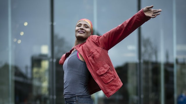Waris Dirie mit ausgebreiteten Armen Waris Dirie mit ausgebreiteten Armen