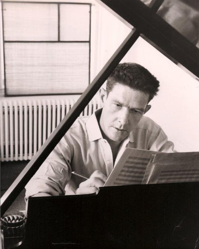 John Cage in jungen Jahren, an einer Komposition arbeitend an seinem Klavier. John Cage in jungen Jahren, an einer Komposition arbeitend an seinem Klavier.