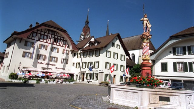 Mittelalterlicher Platz mit Brunnen Mittelalterlicher Platz mit Brunnen