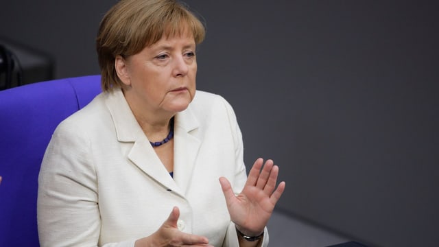 Merkel klatscht. Merkel klatscht.