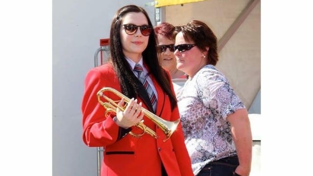 Joana Bastos en la uniforma da la Societad da musica Falera. Joana Bastos en la uniforma da la Societad da musica Falera.