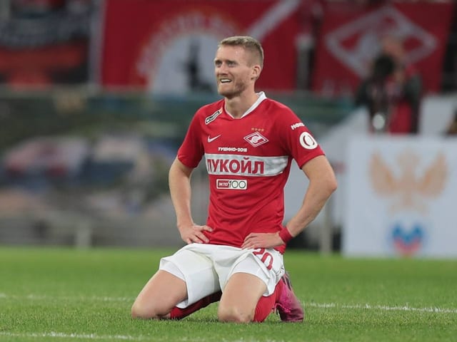 André Schürrle kniet. André Schürrle kniet.