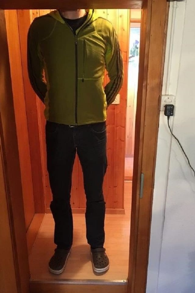 Mann in zu niedriger Türe. Mann in zu niedriger Türe.