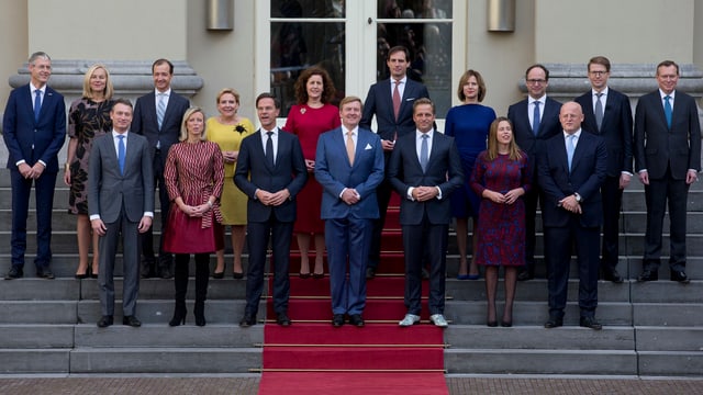 Gruppenbild auf Treppe. Gruppenbild auf Treppe.