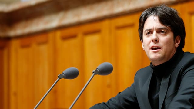 Jean-Christophe Schwaab redet vor einem Mikrophon im Parlament Jean-Christophe Schwaab redet vor einem Mikrophon im Parlament