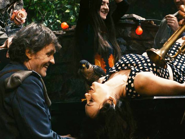 Emir Kusturica feiert als Milchmann Kosta mit der Dorfschönheit, die ihm zu Füssen liegt. Emir Kusturica feiert als Milchmann Kosta mit der Dorfschönheit, die ihm zu Füssen liegt.