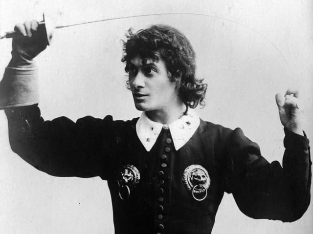 Josef Kainz als Hamlet mit einem Degen Josef Kainz als Hamlet mit einem Degen
