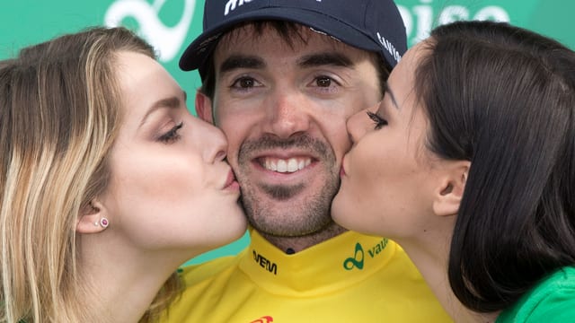 Jon Izaguirre wird von zwei Ehrendamen geküsst. Jon Izaguirre wird von zwei Ehrendamen geküsst.