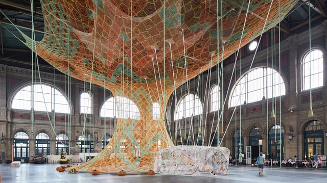 Ernesto Netos Baum der Begegnung von Nahem. Es ist ein gehäkelter Baum. Ernesto Netos Baum der Begegnung von Nahem. Es ist ein gehäkelter Baum.