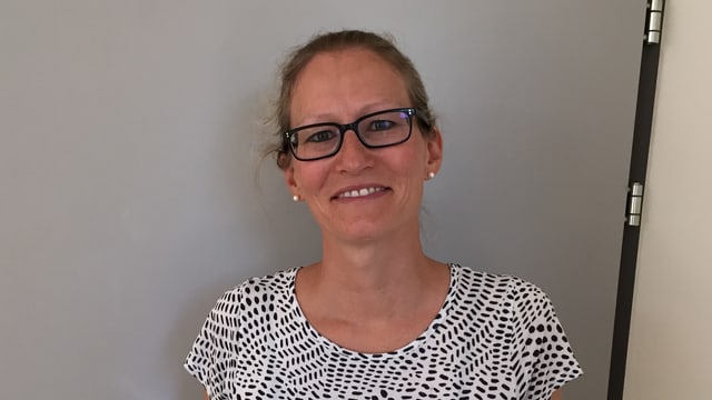 Blonde Frau, schwarze Brille Blonde Frau, schwarze Brille