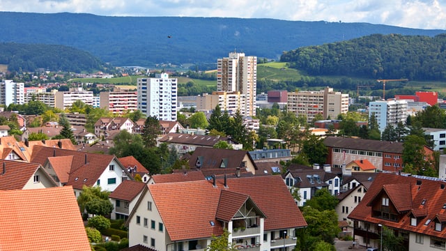 Blick auf Spreitenbach mit den typischen Hochhäusern im Hintergrund. Blick auf Spreitenbach mit den typischen Hochhäusern im Hintergrund.