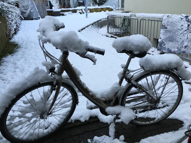 Ein Velo im Schnee.