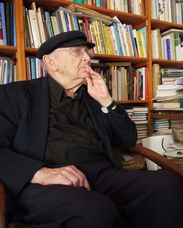 Aharon Appelfeld sitzt nachdenklich in seinem Büro. Aharon Appelfeld sitzt nachdenklich in seinem Büro.