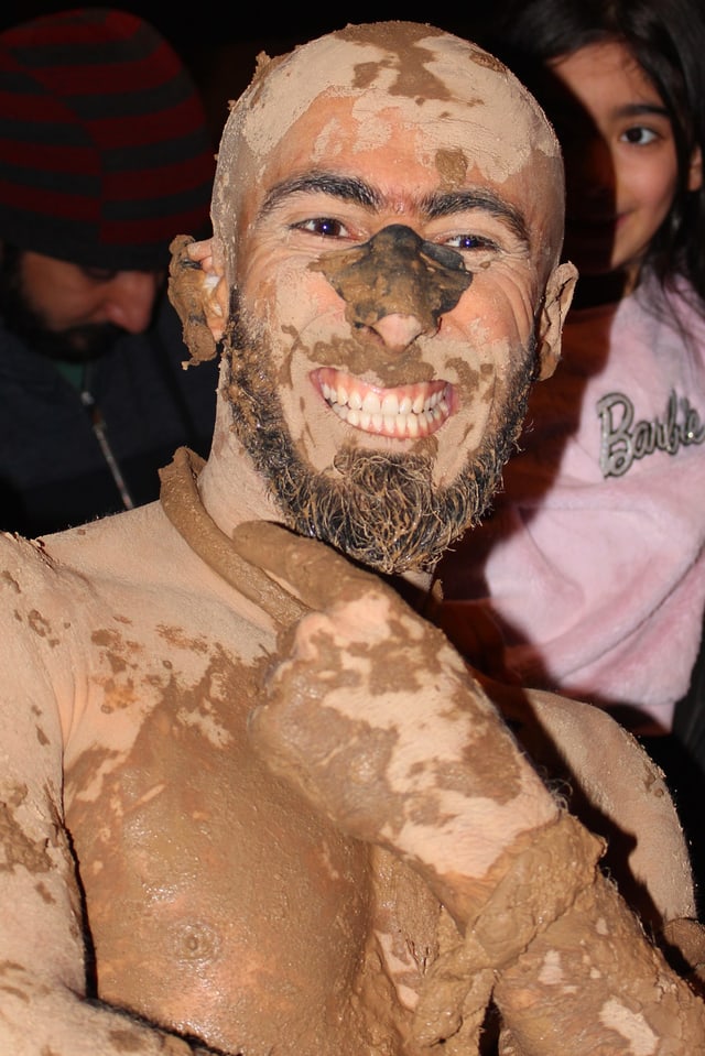 Yaser Khaseb mit Schlamm bedeckt. Yaser Khaseb mit Schlamm bedeckt.